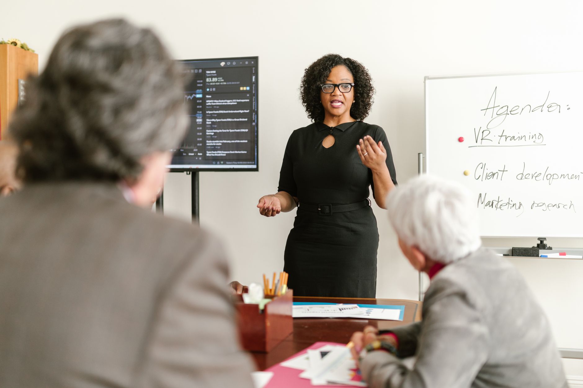 Apresentação de trabalho a um grupo, numa sala de reuniões