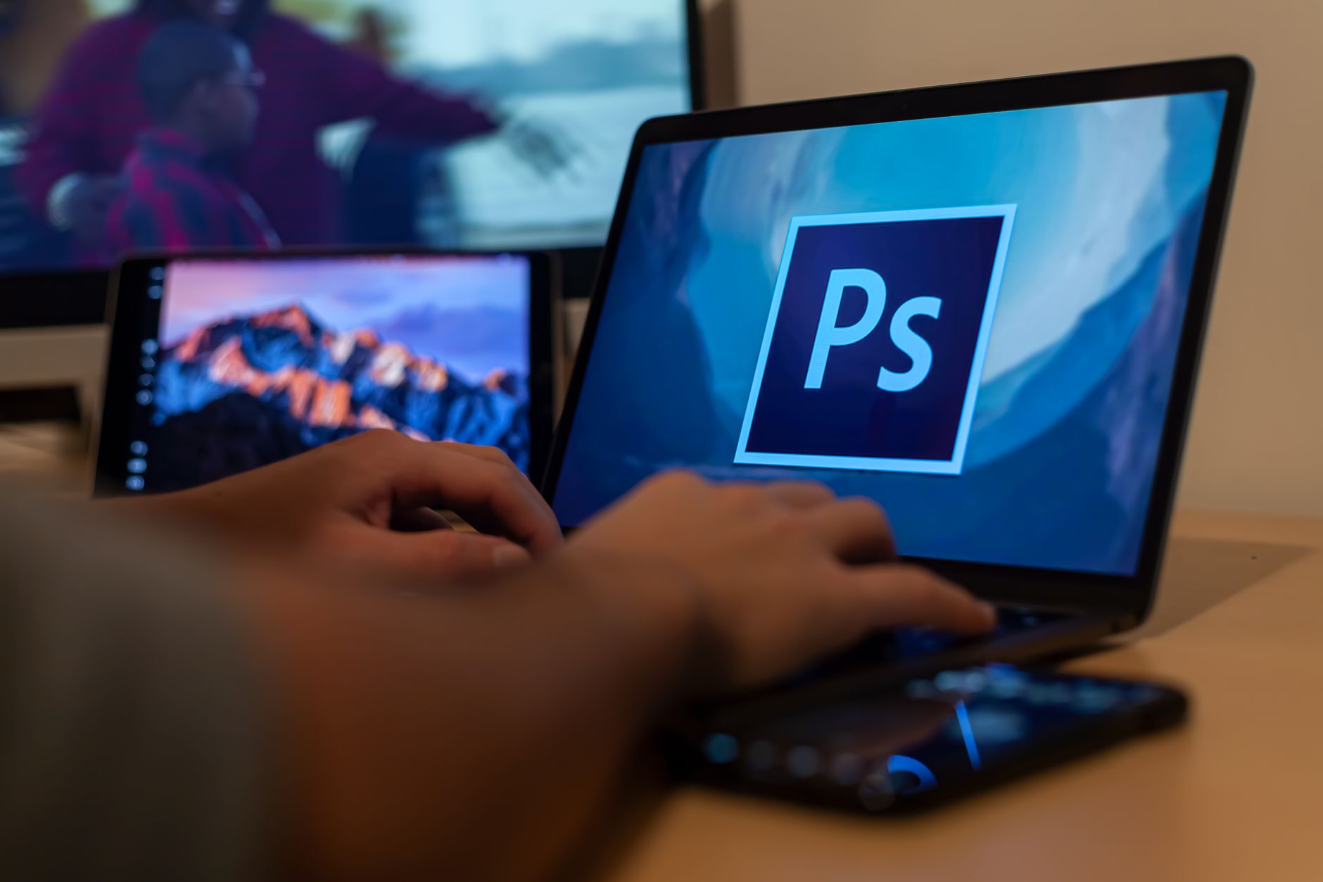 Edição de imagem num computador portátil, em plano aproximado do ecrã