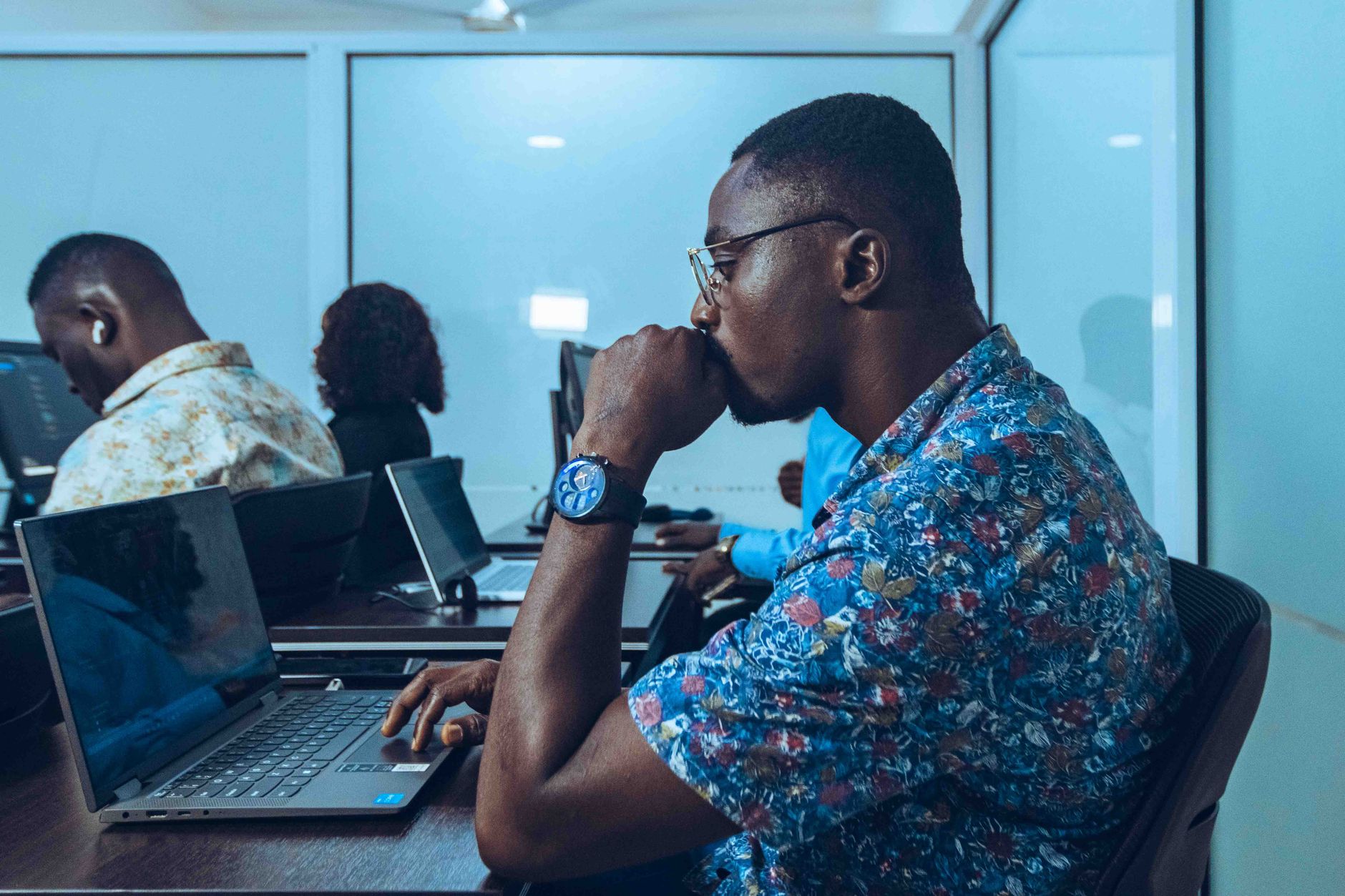 Formandos numa aula de informática, a trabalhar em computadores portáteis